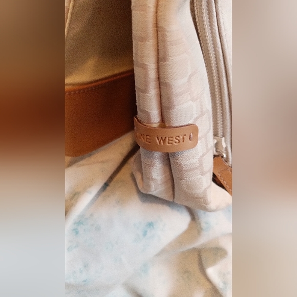 ⭐ Nine West satchel purse⭐ (Bundle (2) Listings With A ⭐ For $15) ⭐ - Picture 5 of 8